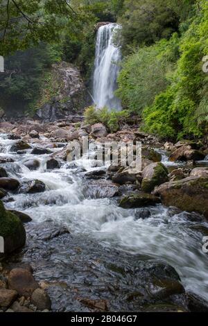 Vista della cascata nella foresta nel Parco privato Aiken del sur vicino a Puerto Chacabuco nei fiordi cileni nel Cile meridionale. Foto Stock