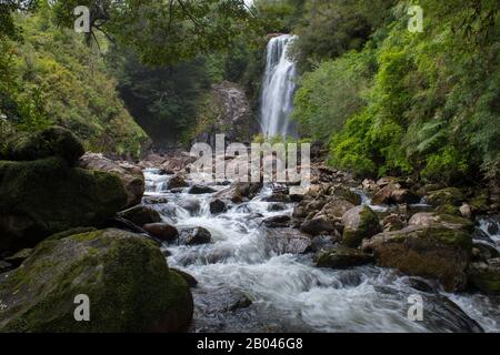 Vista della cascata nella foresta nel Parco privato Aiken del sur vicino a Puerto Chacabuco nei fiordi cileni nel Cile meridionale. Foto Stock