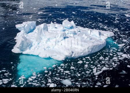 Iceberg fuori dal porto di Orne sulla costa di Danco, Graham Land, Antartide. Foto Stock
