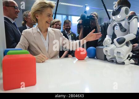 Bruxelles, Belgio. 18th Feb, 2020. Presidente della Commissione europea Ursula von der Leyen visita il Centro di ai Xperience al VUB (Vrije Universiteit Brussel) credito: Alexandros MICHAILIDIS/Alamy Live News Foto Stock