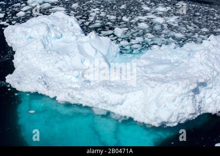 Iceberg fuori dal porto di Orne sulla costa di Danco, Graham Land, Antartide. Foto Stock