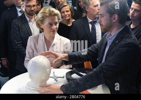 Bruxelles, Belgio. 18th Feb, 2020. Presidente della Commissione europea Ursula von der Leyen visita il Centro di ai Xperience al VUB (Vrije Universiteit Brussel) credito: Alexandros MICHAILIDIS/Alamy Live News Foto Stock