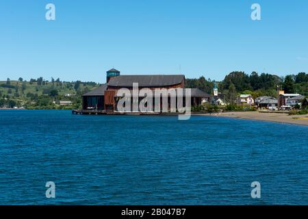 Veduta del Teatro del Lago (Teatro dei Laghi) a Frutillar, una piccola cittadina sul Lago Llanquihue nel Distretto dei Laghi vicino a Puerto Montt, Cile. Foto Stock