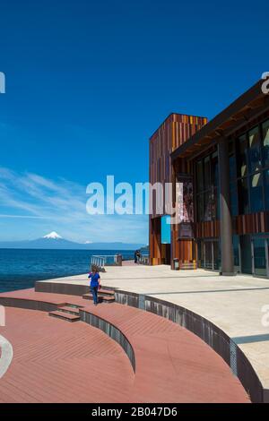 Il Teatro del Lago (Teatro dei Laghi) a Frutillar, una piccola cittadina sul Lago Llanquihue nel Distretto dei Laghi vicino a Puerto Montt, Cile con Osorno Vo Foto Stock