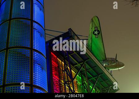 Facciata del Museo tedesco della tecnologia a Berlino, Germania di notte, aereo, colorato Foto Stock