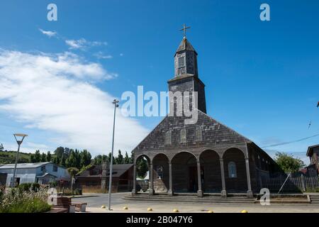 La Chiesa in legno (costruita nel 1730) ad Achao, patrimonio dell'umanità dell'UNESCO, sull'isola di Quinchao, l'isola di Chiloe, nel Cile meridionale. Foto Stock