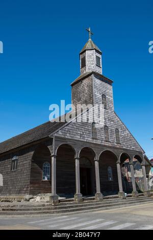 La Chiesa in legno (costruita nel 1730) ad Achao, patrimonio dell'umanità dell'UNESCO, sull'isola di Quinchao, l'isola di Chiloe, nel Cile meridionale. Foto Stock