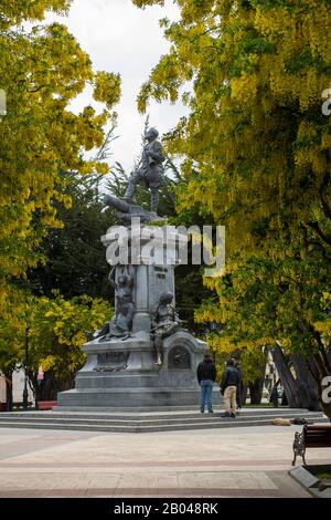 La Plaza de Armas con il memoriale di Ferdinando Magellano a Punta Arenas, una città sullo stretto di Magellano nel Cile meridionale. Foto Stock