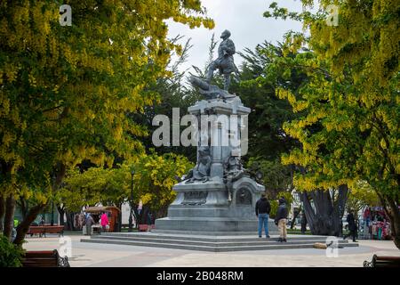 La Plaza de Armas con il memoriale di Ferdinando Magellano a Punta Arenas, una città sullo stretto di Magellano nel Cile meridionale. Foto Stock