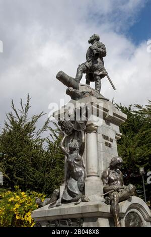 Il memoriale di Ferdinando Magellano sulla Plaza de Armas a Punta Arenas, una città sullo stretto di Magellano nel Cile meridionale. Foto Stock