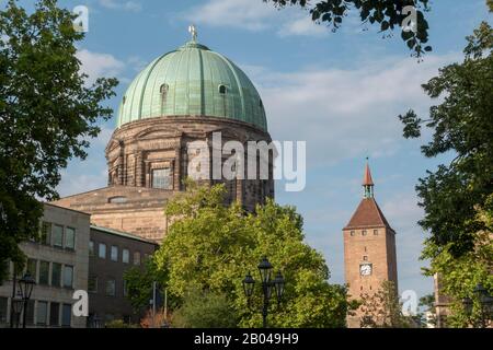 La cupola di S. Elisabethkirche (S. Elisabetta) con il Weißer Turm (Torre Bianca) dietro, Norimberga, Baviera, Germania. Foto Stock