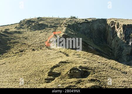 Frana di erosione costiera che distrusse i gradini sul South West Coast Path, sulle scogliere vicino a Jacket's Point sulla costa nord della Cornovaglia, Inghilterra Foto Stock