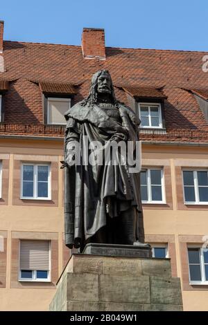 Monumento di Albrecht Dürer ad Albrecht-Duerer-Platz e Bergstraße a Norimberga, Baviera, Germania. Foto Stock