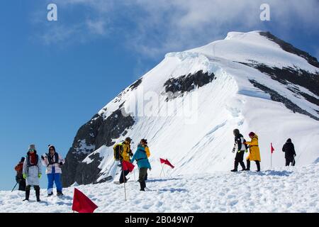 Turisti da una nave da crociera di spedizione al porto di Orne sulla costa di Danco, Graham Land, Antartide. Foto Stock