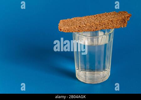 Bicchiere pieno di liquori e pane. Tradizioni slave. Primo piano. Messa a fuoco selettiva. Foto Stock