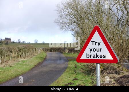 Cartello stradale dopo un guado vicino a Gavinton, Berwickshire, Scottish Borders, UK Foto Stock