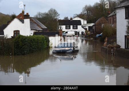 Ironbridge, Shropshire, Regno Unito. Febbraio 18th 2020 un automobilista non ha fatto attraverso il fiume allagato Severn a Coalford vicino a Ironbridge. Credito: David Bagnall Foto Stock