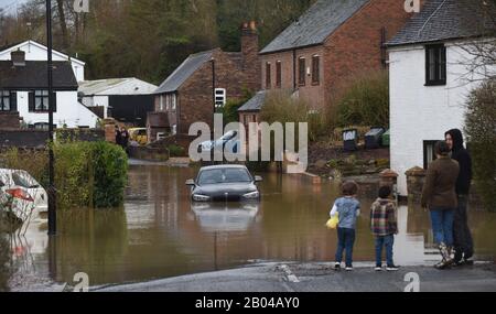 Ironbridge, Shropshire, Regno Unito. Febbraio 18th 2020 un automobilista non ha fatto attraverso il fiume allagato Severn a Coalford vicino a Ironbridge. Credito: David Bagnall Foto Stock