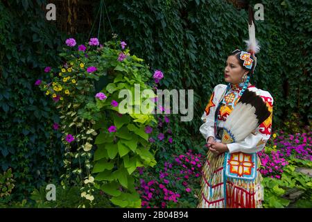 Giovane Salish woman (Model Release 20140213) in un abito jingle al Flathead Lake Lodge di Averill, un dude ranch vicino Kalispell, Montana, Stati Uniti. Foto Stock