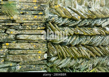 Pareti in pietra a secco Cornovaglia a motivi geometrici realizzate in ardesia e granito, la costa settentrionale della Cornovaglia vicino Tintagel, Cornovaglia, Inghilterra Foto Stock