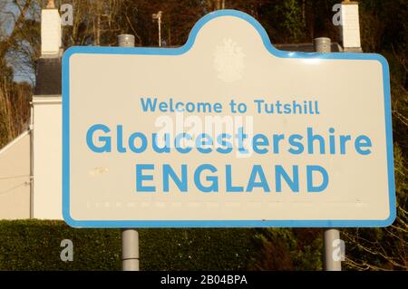 Cartello sul Ponte Vecchio Wye per dare il benvenuto ai visitatori a Gloucestershire, Inghilterra, dall'altra parte del confine a Chepstow, Monboccyshire, Galles del Sud Foto Stock