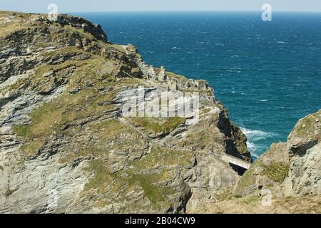 Ponte e passi al Castello di Tintagel, il leggendario castello di Re Artù e sito di Camelot, Tintagel, Cornovaglia, Inghilterra Foto Stock