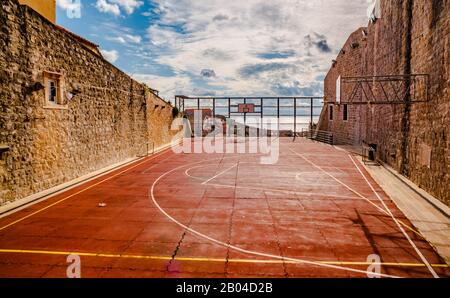 Campo di pallacanestro ridondante nelle mura della città vecchia - Dubrovnik, Croazia Foto Stock