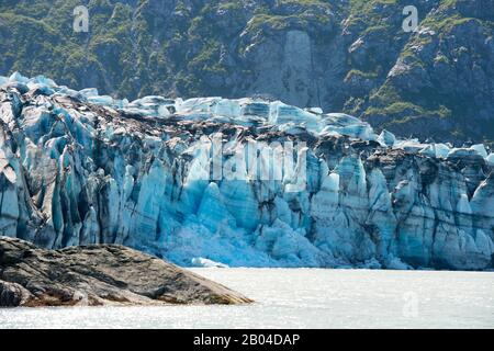 Vista del capolinea del ghiacciaio di Lampugh a Johns Hopkins Inlet nel Glacier Bay National Park, Alaska sud-orientale, Stati Uniti. Foto Stock