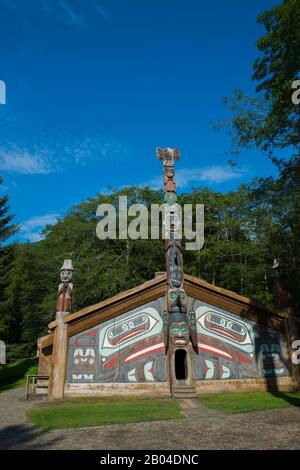 Vista della casa del clan al Totem Bight state Historical Park di Ketchikan, Alaska sud-orientale, Stati Uniti. Foto Stock