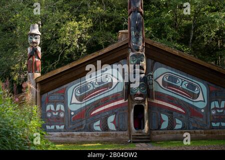 Vista della casa del clan al Totem Bight state Historical Park di Ketchikan, Alaska sud-orientale, Stati Uniti. Foto Stock