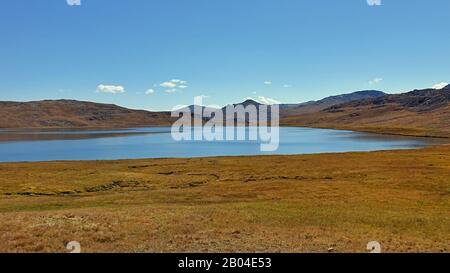 Lago nel Parco Nazionale del Deosai una pianura alpina ad alta quota e parco nazionale nella regione settentrionale del Gilgit-Baltistan del Pakistan Kashmir. 2019 Foto Stock