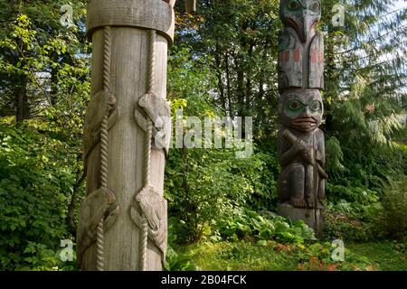 Tlingit totem pali nel parco nella città di Wrangell sull'isola di Wrangell, la foresta nazionale di Tongass, Alaska sudorientale, Stati Uniti. Foto Stock