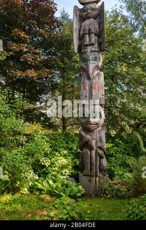 Tlingit totem pali nel parco nella città di Wrangell sull'isola di Wrangell, la foresta nazionale di Tongass, Alaska sudorientale, Stati Uniti. Foto Stock