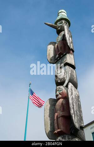 Tlingit totem pole di fronte all'ufficio postale nella città di Wrangell sull'isola di Wrangell, Tongass National Forest, Alaska sud-orientale, Stati Uniti. Foto Stock