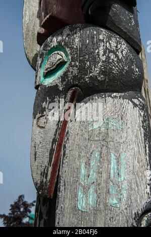 Dettaglio di corvo su un palo Tlingit totem di fronte all'ufficio postale nella città di Wrangell sull'isola di Wrangell, Foresta Nazionale di Tongass, Alaska sudorientale, Stati Uniti. Foto Stock