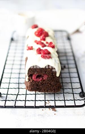 Dessert al cioccolato con lamponi.guarnizioni al cioccolato bianco.cibi Sani e bevande.Foto su sfondo bianco. Foto Stock