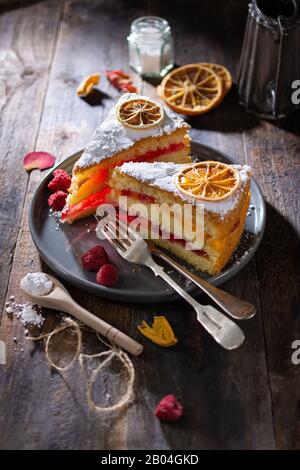 Torta di compleanno di arancia. Dessert Delizioso con jelly beans. Cibo Sano e bevanda Foto Stock