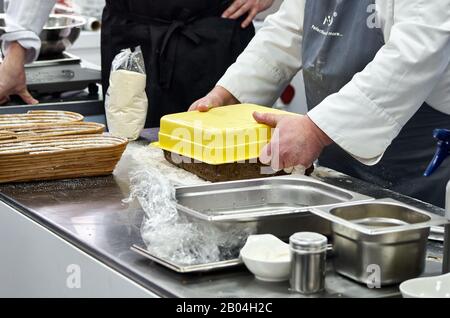 il panettiere insegnante insegna a preparare pane fatto in casa secondo la ricetta Foto Stock