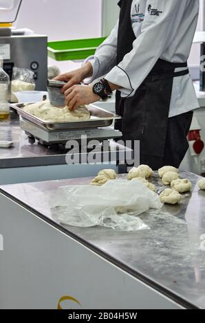 il panettiere insegnante insegna a preparare pane fatto in casa secondo la ricetta Foto Stock