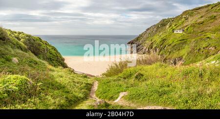 Cloudy Porthcurno Beach con il Minack Open Air Theatre sullo sfondo, Cornovaglia, Inghilterra, Regno Unito Foto Stock