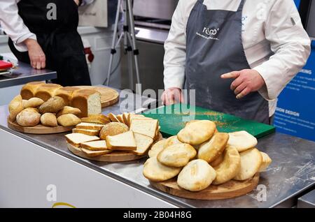 il panettiere insegnante insegna a preparare pane fatto in casa secondo la ricetta Foto Stock