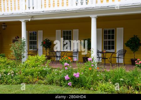 Vista sul giardino e sul portico del Robert Morris Inn a Oxford, Maryland, Stati Uniti. Foto Stock