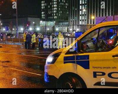 Glasgow, Regno Unito. 18th Feb, 2020. Servizi di polizia e ambulanza in caso di incidente stradale sulla Ballater Street vicino al Glasgow Health Club di Glasgow. Accesso da Crown Street chiuso. Credit: Alamy News/Pawel Pietraszewski Credit: Pawel Pietraszewski/Alamy Live News Foto Stock