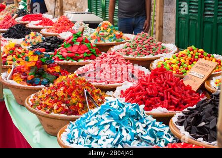 Un assortimento di gomme da vino (gominolas surtidas) in vendita sul mercato Porreres. Porreres, Maiorca, Spagna Foto Stock