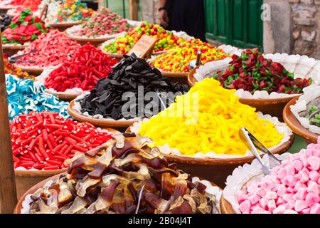 Un assortimento di gomme da vino (gominolas surtidas) in vendita sul mercato Porreres. Porreres, Maiorca, Spagna Foto Stock