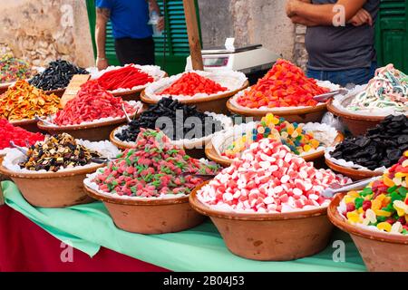 Un assortimento di gomme da vino in vendita sul mercato Porreres. Porreres, Maiorca, Spagna Foto Stock