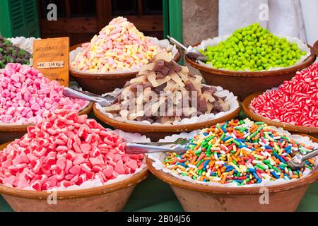 Un assortimento di gomme da vino (gominolas surtidas) in vendita sul mercato Porreres. Porreres, Maiorca, Spagna Foto Stock