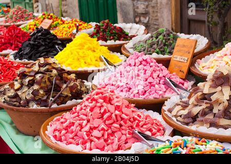 Un assortimento di gomme da vino (gominolas surtidas) in vendita sul mercato Porreres. Porreres, Maiorca, Spagna Foto Stock