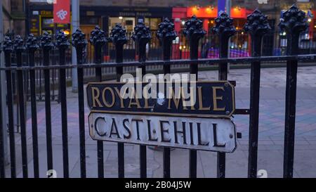 Indicazioni stradali per Castlehill e Royal Mile a Edimburgo - EDIMBURGO, SCOZIA - 10 GENNAIO 2020 Foto Stock