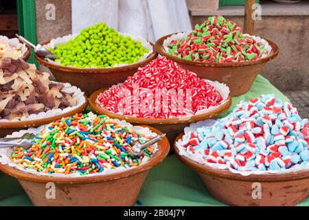 Un assortimento di gomme da vino in vendita sul mercato Porreres. Porreres, Maiorca, Spagna Foto Stock